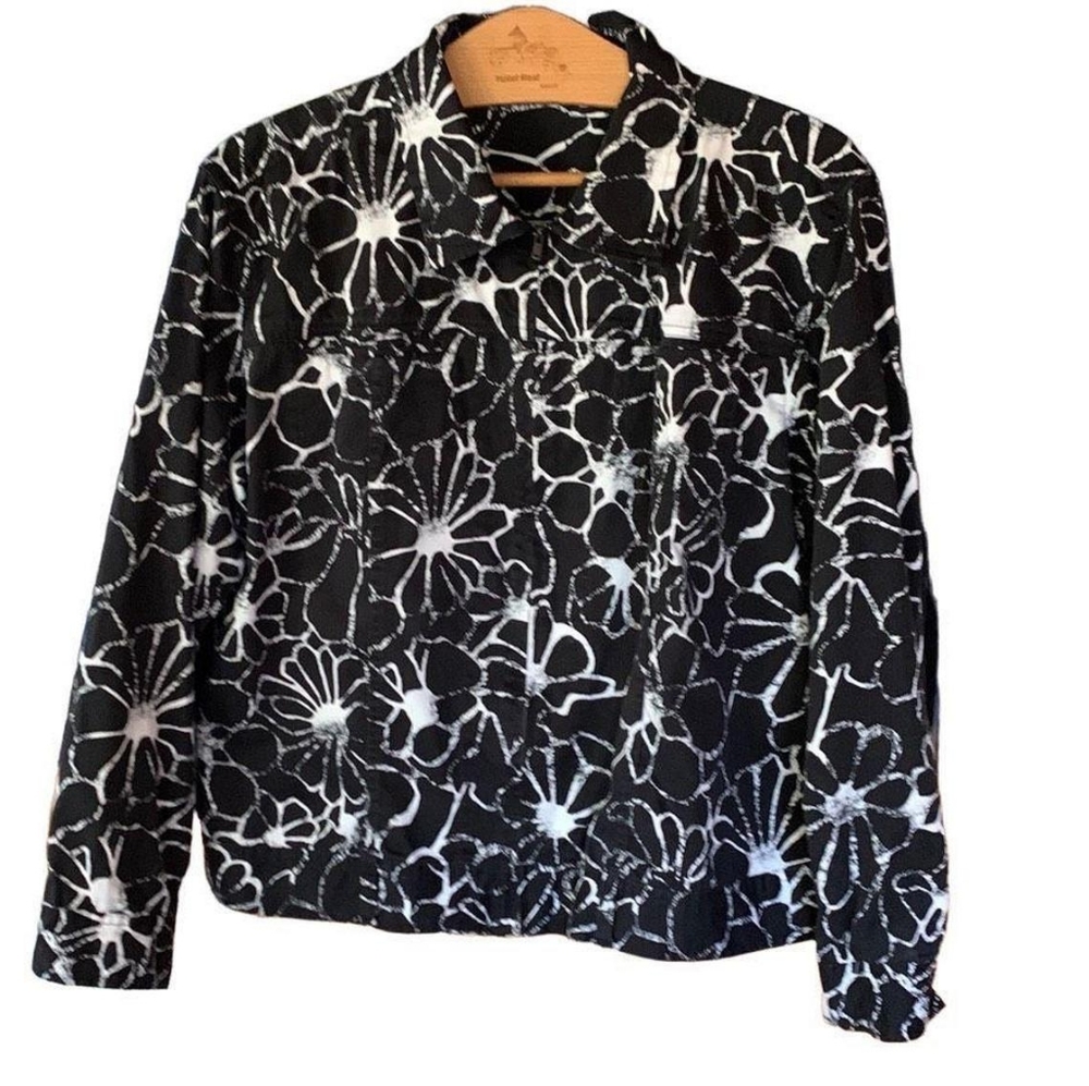 EUC CHICO'S LIGHTWEIGHT ZIP UP BLACK & WHITE FLOWER DESIGN JACKET SIZE 12
